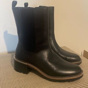 VINCE CAMUTO KOURTLY LEATHER ANKLE BOOTS